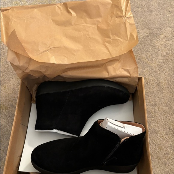 FITFLOPS Black Suede Sumi Booties - New in box - Picture 5 of 5
